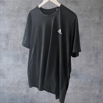 Camiseta Adidas vintage negra estilo Y2K
