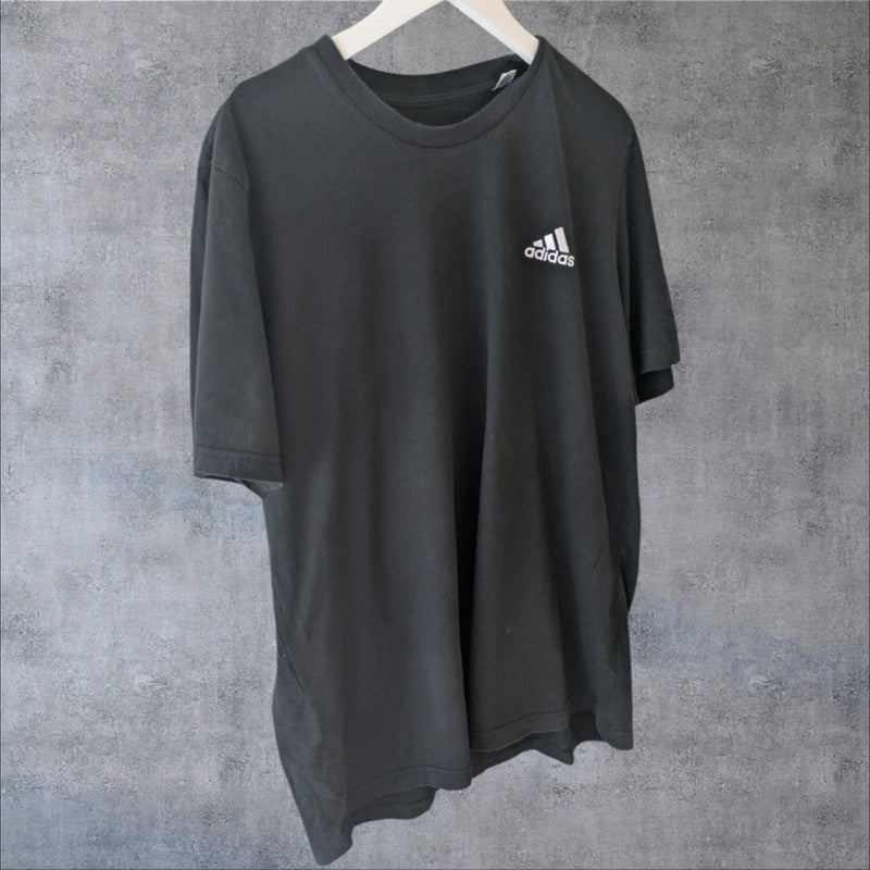 Camiseta Adidas vintage negra estilo Y2K