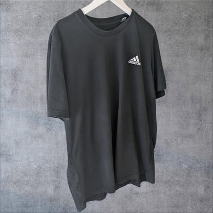 Camiseta Adidas vintage negra estilo Y2K