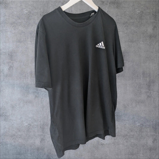Camiseta Adidas vintage negra estilo Y2K