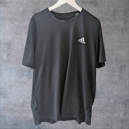 Camiseta Adidas vintage negra estilo Y2K