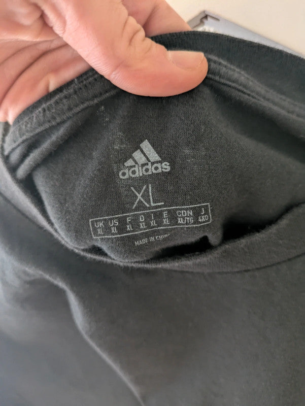 Camiseta Adidas vintage negra estilo Y2K