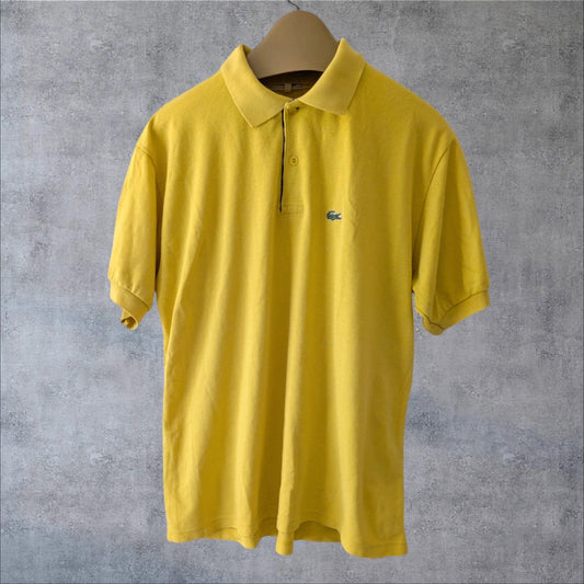 Polo vintage Lacoste amarillo estilo Y2K retro chic sporty elegante